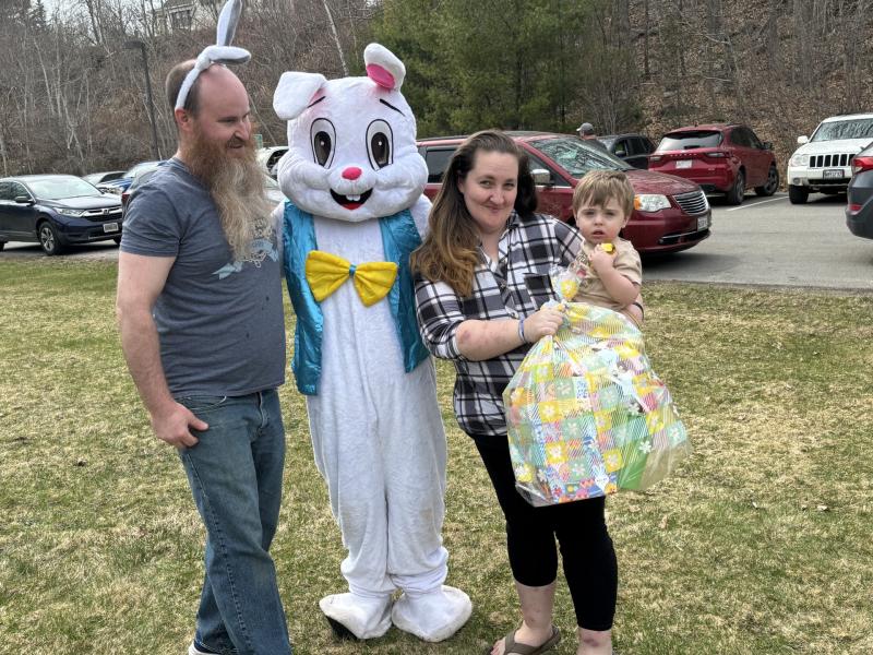 Younger kids Golden Egg finder Hudson Martin with mom Hannah Prest, emcee Darrell Gudroe and the Easter Bunny. LISA KRISTOFF/Boothbay Register LISA KRISTOFF/Boothbay Register